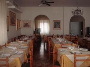 Um restaurante ou outro lugar para comer em Hotel Arcade