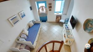 an overhead view of a room with a bed and a living room at In Alto in Plaka Milou