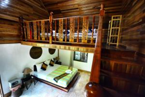 een kamer met een bed in een huis bij Khaosok Las Orquideas Resort in Khao Sok