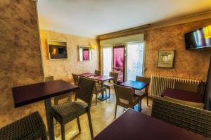 - un restaurant avec des tables et des chaises dans une salle dans l'établissement Hotel Akena Toulouse Le Prado - Proche Zénith, à Toulouse