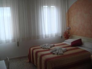 Uma cama ou camas num quarto em Hotel Arcade