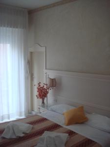 Uma cama ou camas num quarto em Hotel Arcade