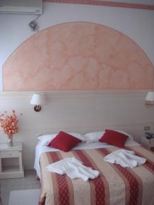 Uma cama ou camas num quarto em Hotel Arcade