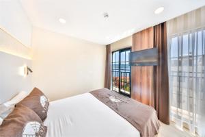 a bedroom with a bed and a large window at Sardunya Otel ARKA BİNA in Kaş