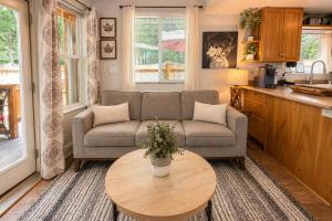 a living room with a couch and a table at Das Tree Haus by NW Comfy Cabins in Leavenworth