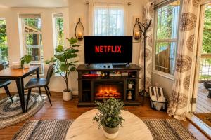a living room with a television and a fireplace at Das Tree Haus by NW Comfy Cabins in Leavenworth