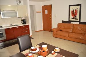 A kitchen or kitchenette at Ali