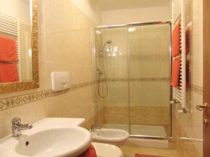 A bathroom at Ali