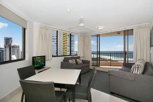 un soggiorno con tavolo e sedie di Voyager Resort a Gold Coast