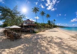 a restaurant on the beach in front of the ocean at Paradise Bungalows Lamai Beach in Lamai