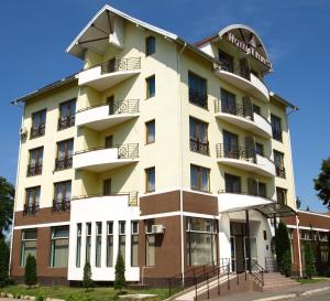 a large white building with a sign on it at Hotel Everest in Târgu-Mureş