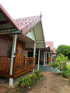 Jamsai Resort في Phu Khieo: الشرفة الأمامية للمنزل ذو السقف