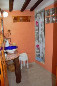 Habitación con baño con encimera y lavabo. en Casa Angel, en Sequeros