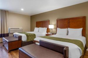 a hotel room with two beds and a chair at Comfort Inn Bishop in Bishop +36 photos