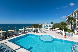 Bazén v ubytování Hotel Gran Vista Plava Laguna nebo v jeho okolí