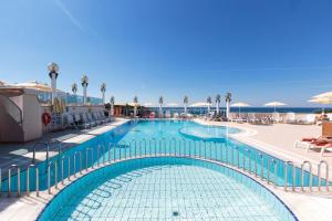 Bazén v ubytování Hotel Gran Vista Plava Laguna nebo v jeho okolí