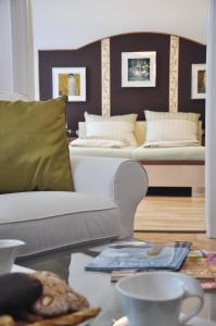 a living room with a couch and two beds at Business Home Vienna in Vienna