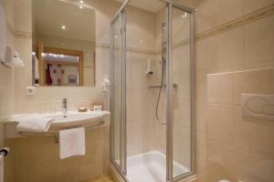 un baño con ducha y lavabo en Erlebnisgut & Reiterhof Oberhabach, en Kirchdorf in Tirol 96 fotos más