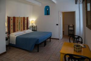 - une chambre avec un lit et une table dans l'établissement Camere Anna, à Vernazza