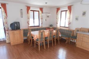 uma sala de jantar com mesa e cadeiras em Puellgut em Flachau