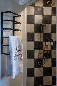 a bathroom with a white towel with the words white at Villa COCO Chanel Kamer in Noordwijk