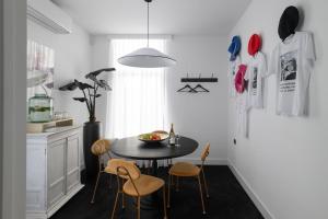 a dining room with a black table and chairs at Villa COCO Chanel Kamer in Noordwijk +26 photos