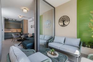 ein Wohnzimmer mit zwei Sofas und einem Tisch in der Unterkunft Aine in Labin