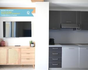 a kitchen with black and white cabinets and a counter at Sogni blu in Numana