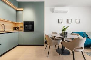 eine Küche und ein Esszimmer mit Tisch und Stühlen in der Unterkunft Aine in Labin + 10 Fotos