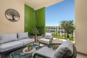 ein Wohnzimmer mit Sofa und Stühlen auf einem Balkon in der Unterkunft Aine in Labin