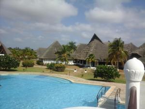 マリンディにあるFlappy Beach Villa Malindi Mambruiのプールからリゾートの景色を望めます。