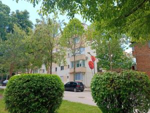 a building with a car parked in front of it at Parkview Home in Korçë