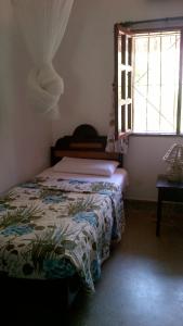 マリンディにあるFlappy Beach Villa Malindi Mambruiのベッドと窓のある寝室