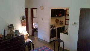 マリンディにあるFlappy Beach Villa Malindi Mambruiのキッチン(テーブル付)、キッチン(コンロ付) +18枚の写真