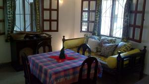 マリンディにあるFlappy Beach Villa Malindi Mambruiのテーブルとソファのあるリビングルーム