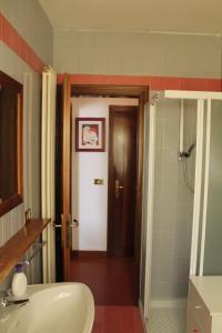 ロアーナにあるKèbeleのバスルーム(洗面台、トイレ、シャワー付)