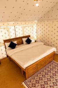 a bedroom with a large bed in a room at Omya Forest Camps & Cottages Bir, Near Choti Machiyal in Bīr