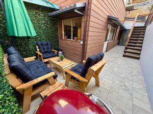 an overhead view of a patio with chairs and a table at Cozy peak suite in Majdal Shams