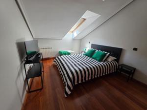 a bedroom with a bed with green pillows at Sweet Dreams Úbedas in Talavera de la Reina