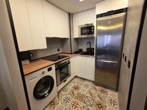 a kitchen with a dishwasher and a washer at Sweet Dreams Úbedas in Talavera de la Reina