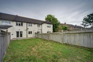 an empty yard in front of a fence at The Chislehurst Hideaway in Chislehurst