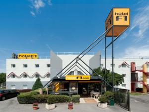 a hotel front with a sign in front of it at hotelF1 Avignon Nord in Sorgues
