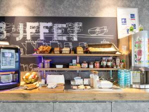 a counter of a fast food restaurant with a sign at ibis budget Compiègne Centre-Ville in Compiègne
