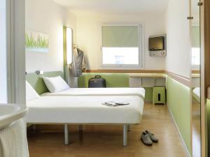 a room with a couch and a sink at Ibis Budget Montelimar in Montélimar