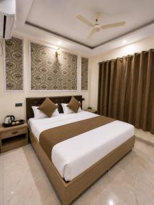 a bedroom with a large bed in a room at Hotel Pratishtha in Rishīkesh