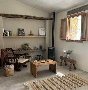 a living room with a table and chairs and a window at Stazzu Pittorra per 4 persone in Barrabisa