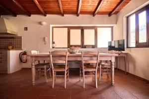 a dining room with a table and chairs at Casa Cesare - appartamenti a Salina in Isola Salina