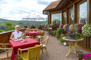 Restaurant o un lloc per menjar a PANORAMA Hotel Heimbuchenthal