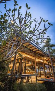 a building with a picnic table in front of it at K.B. Resort in Ko Chang +133 photos