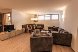 ein Wohnzimmer mit 2 Sofas und einem Esszimmer in der Unterkunft Gästehaus Vorderegger in Wald im Pinzgau